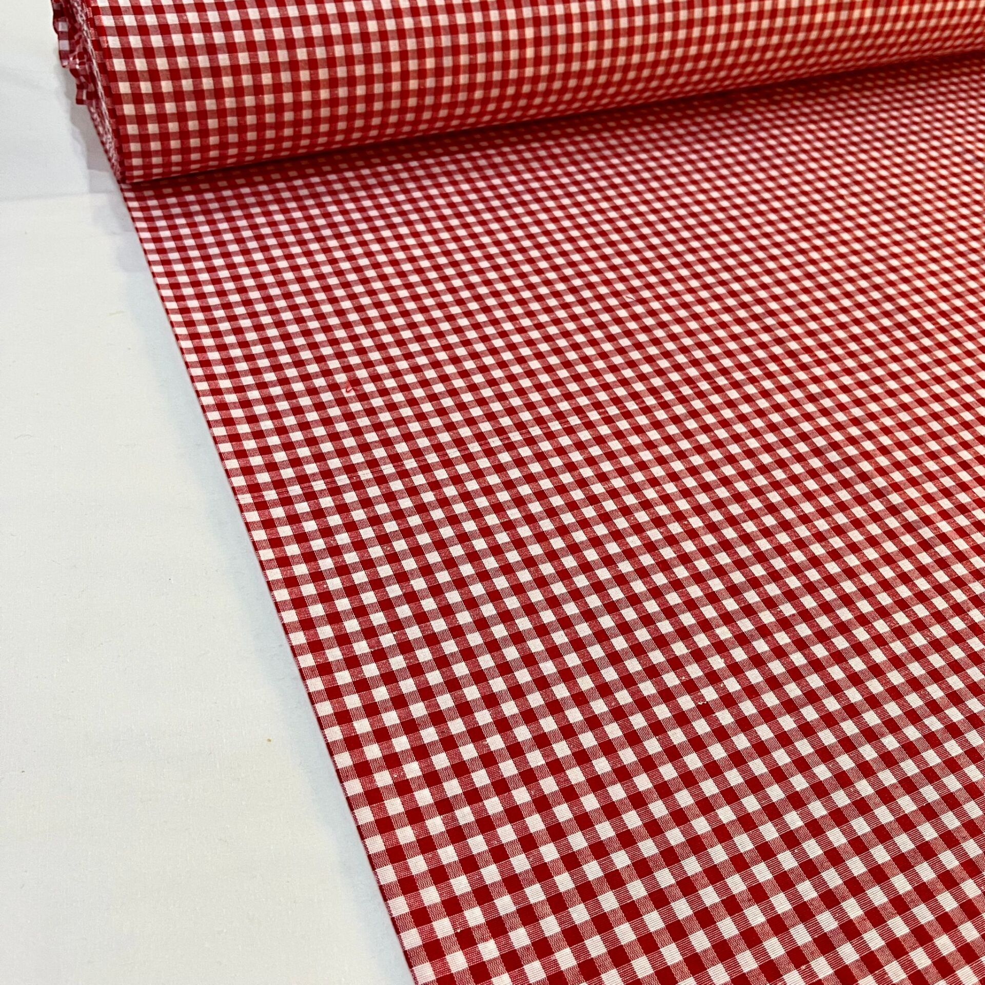 Kırmızı Küçük Pötikare Zefir Kumaş