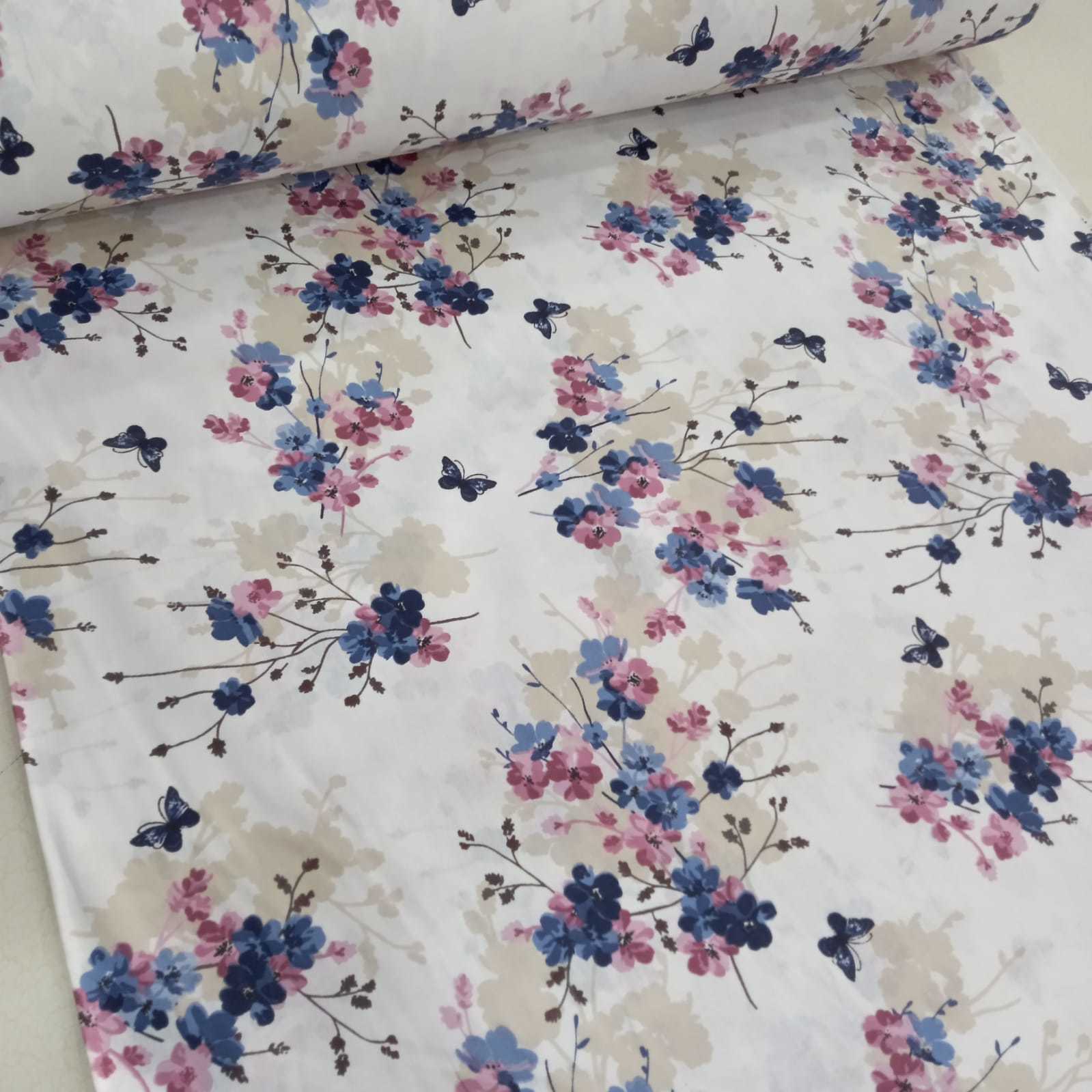 Mavi Bahçedeki Kelebek Poplin Kumaş