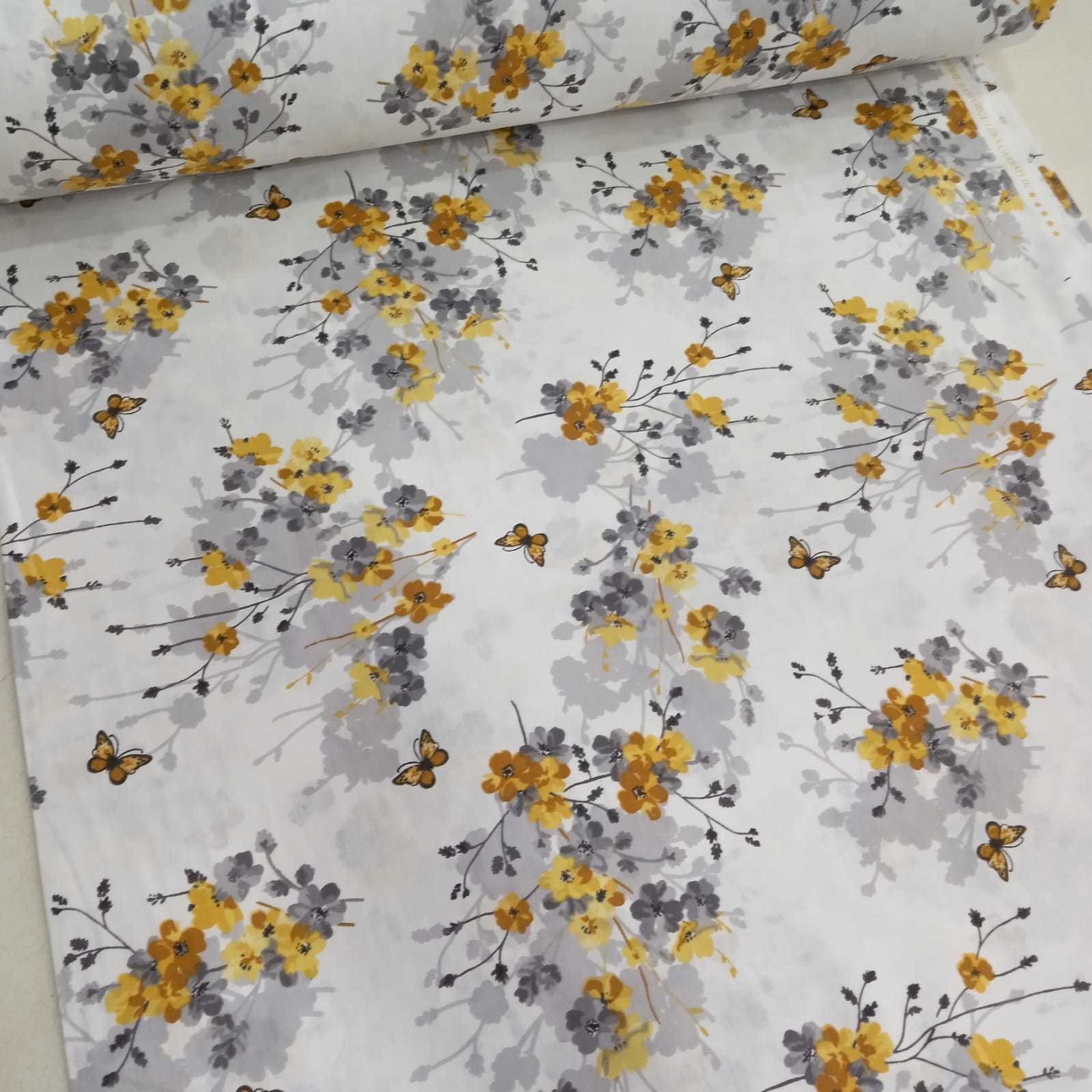 Sarı Bahçedeki Kelebek Poplin Kumaş