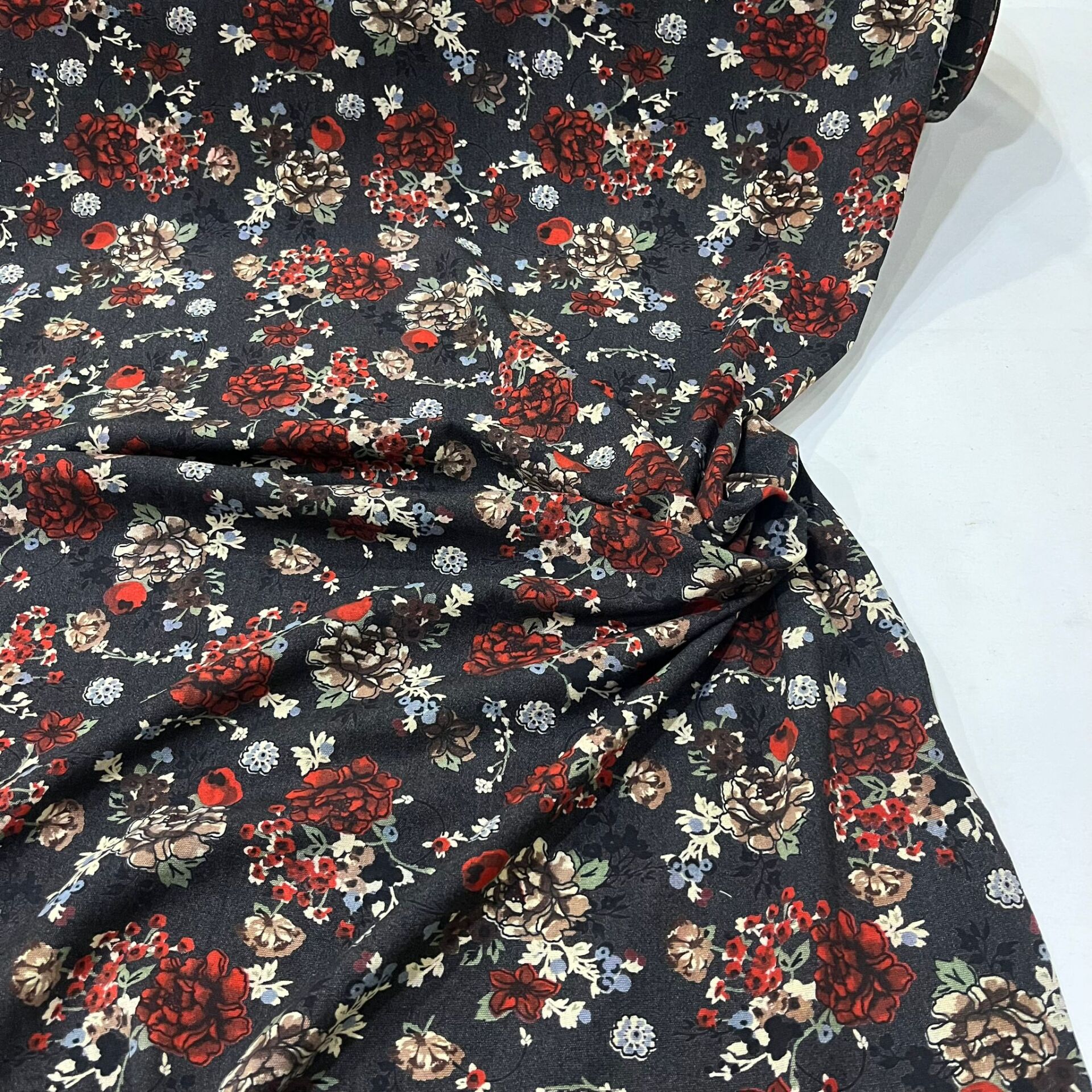 Kırmızı Güllü Yün Angor Kumaş