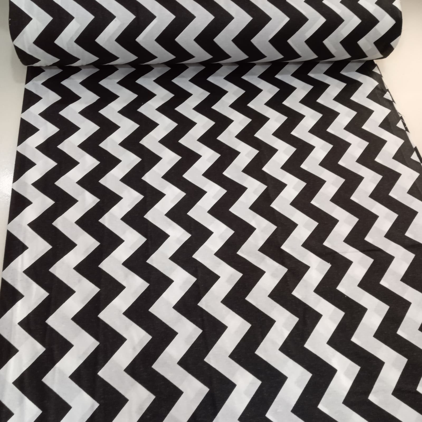 Siyah Zikzak Poplin Kumaş