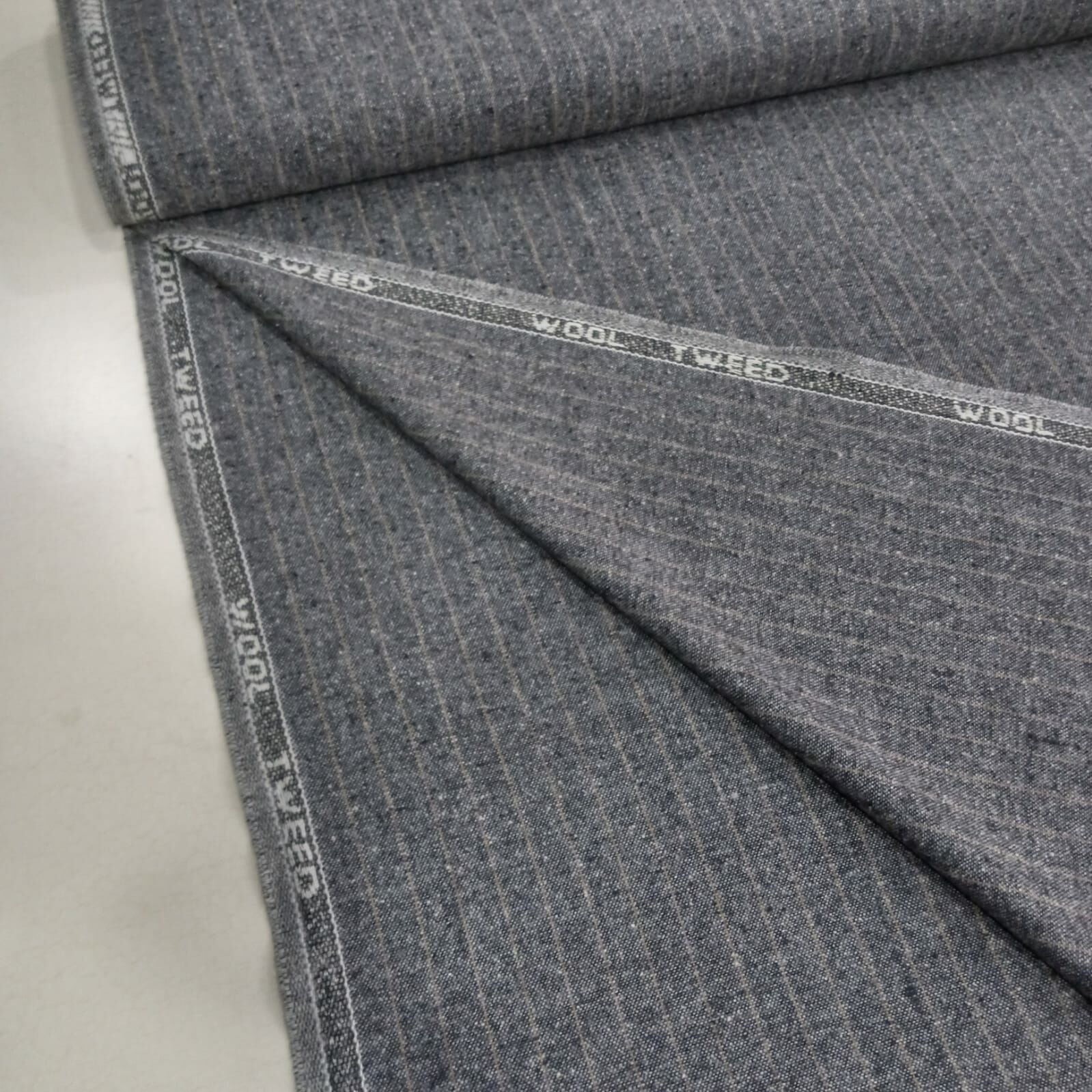 Yünlü Koyu Gri Çizgili Karyağdı Tweed Kumaş