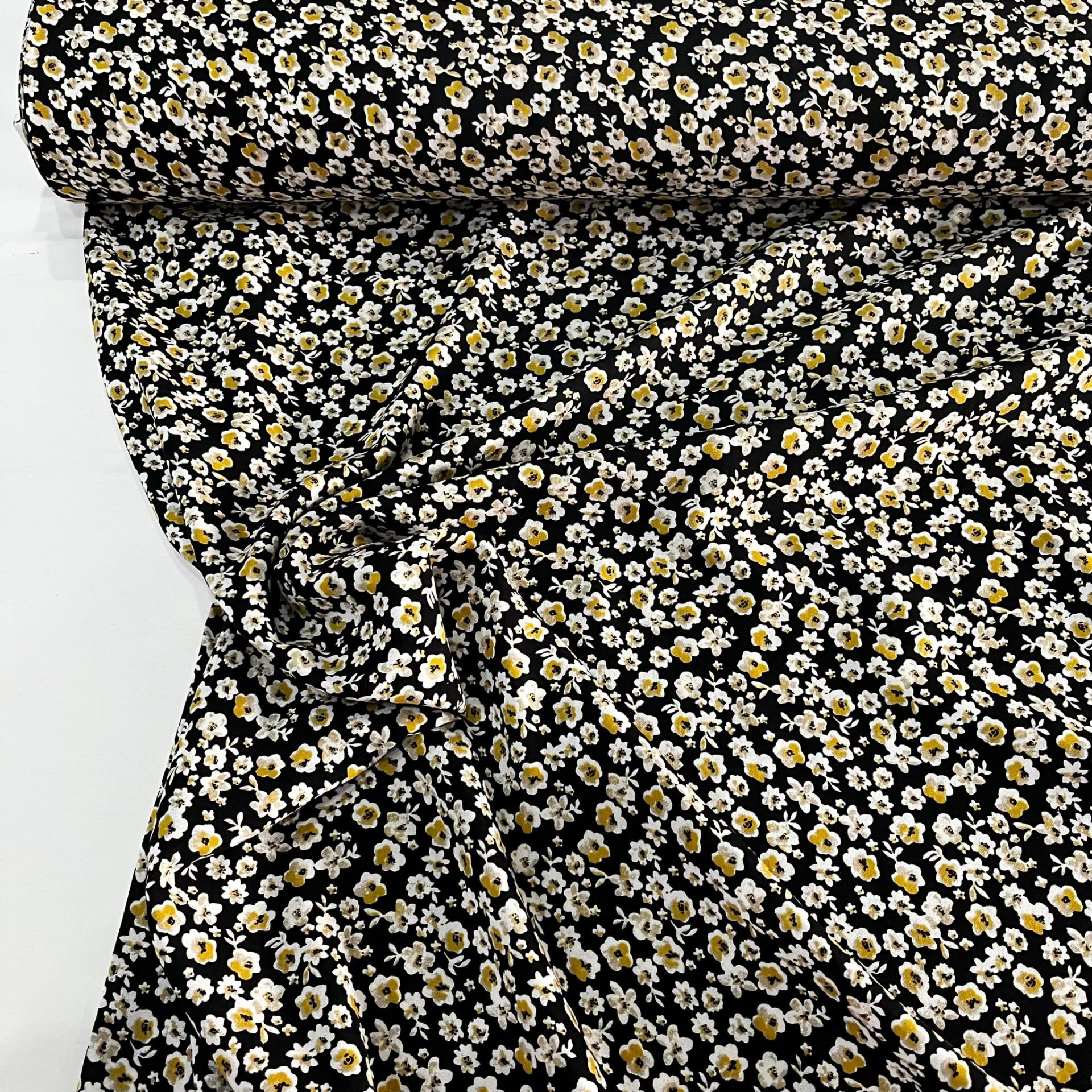 Sarı Menekşe Bahçesi Viskon Kumaş