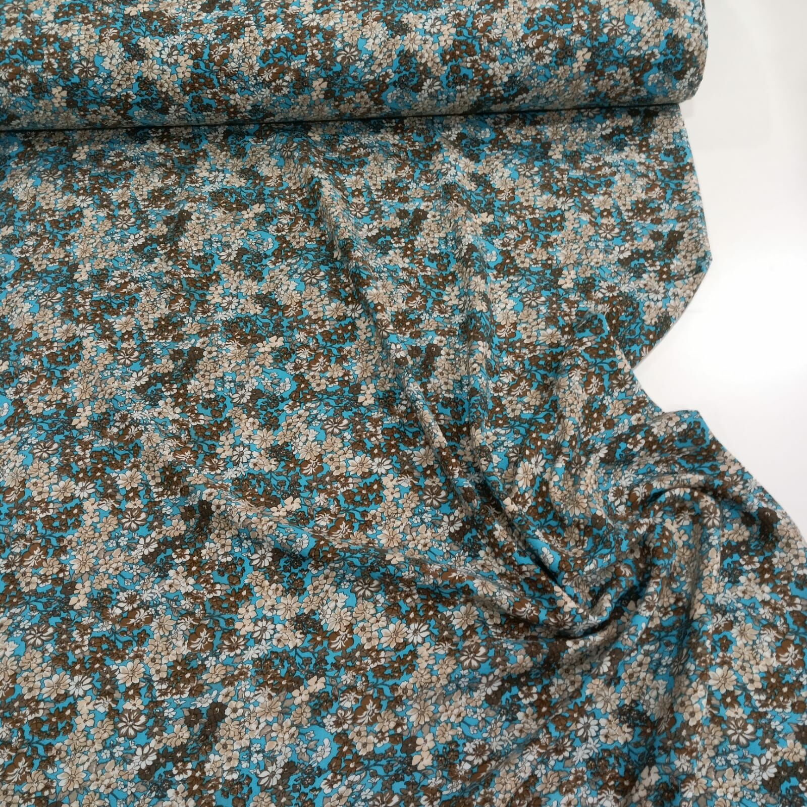 Turkuaz Zemin Baskı Çiçekler Viskon Kumaş