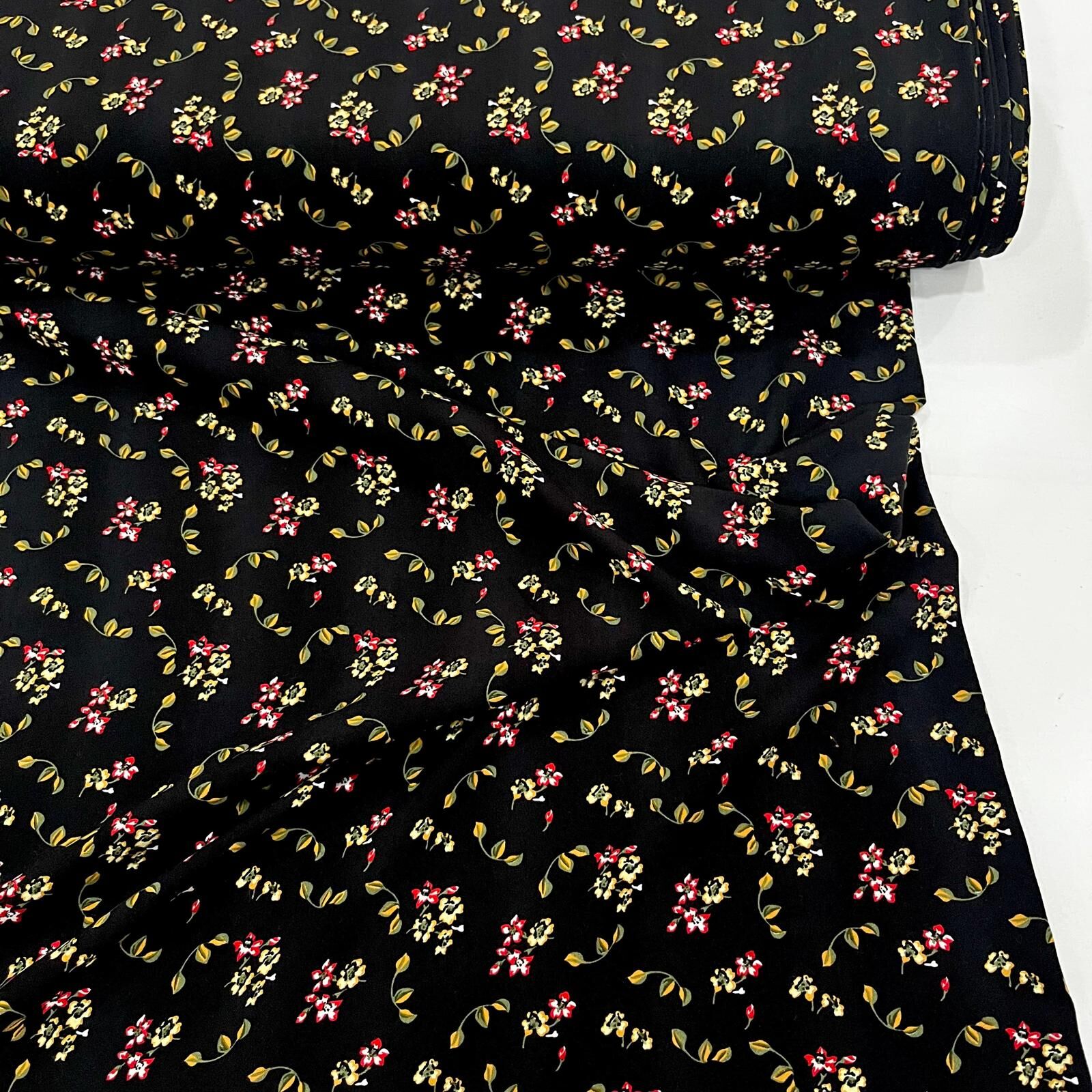 Siyah Zemin Serpme Çiçekler Viskon Kumaş