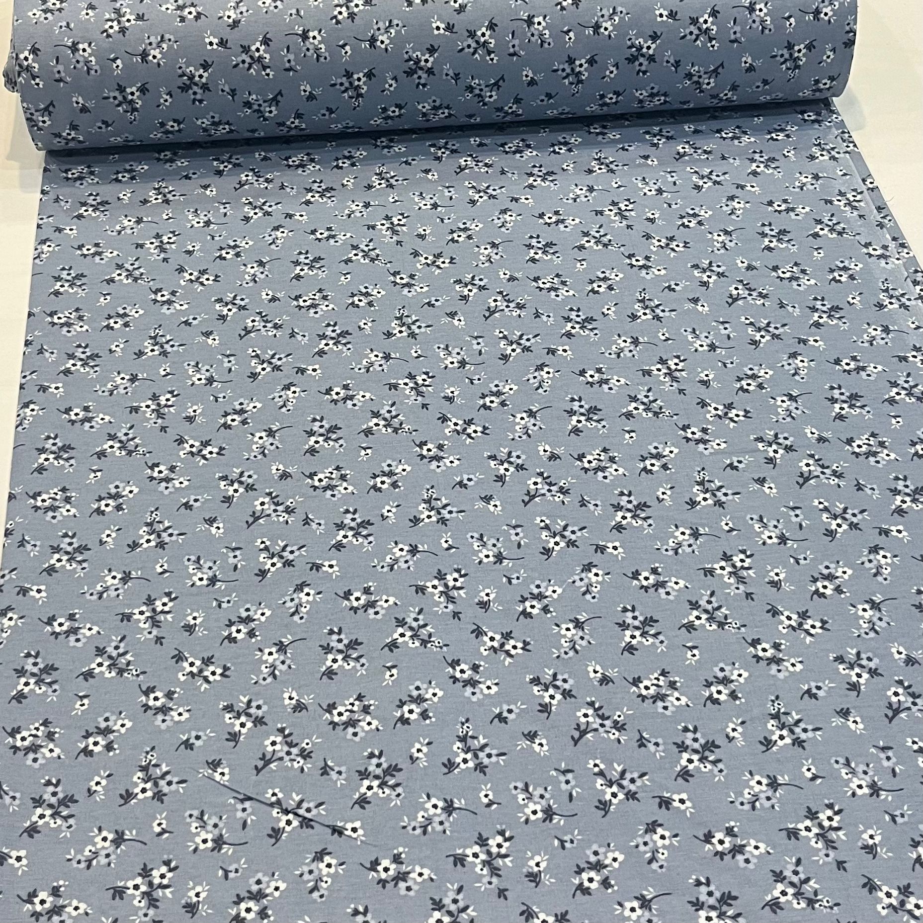 Mavi Renkli Zemin Minik Menekşeler Poplin Kumaş