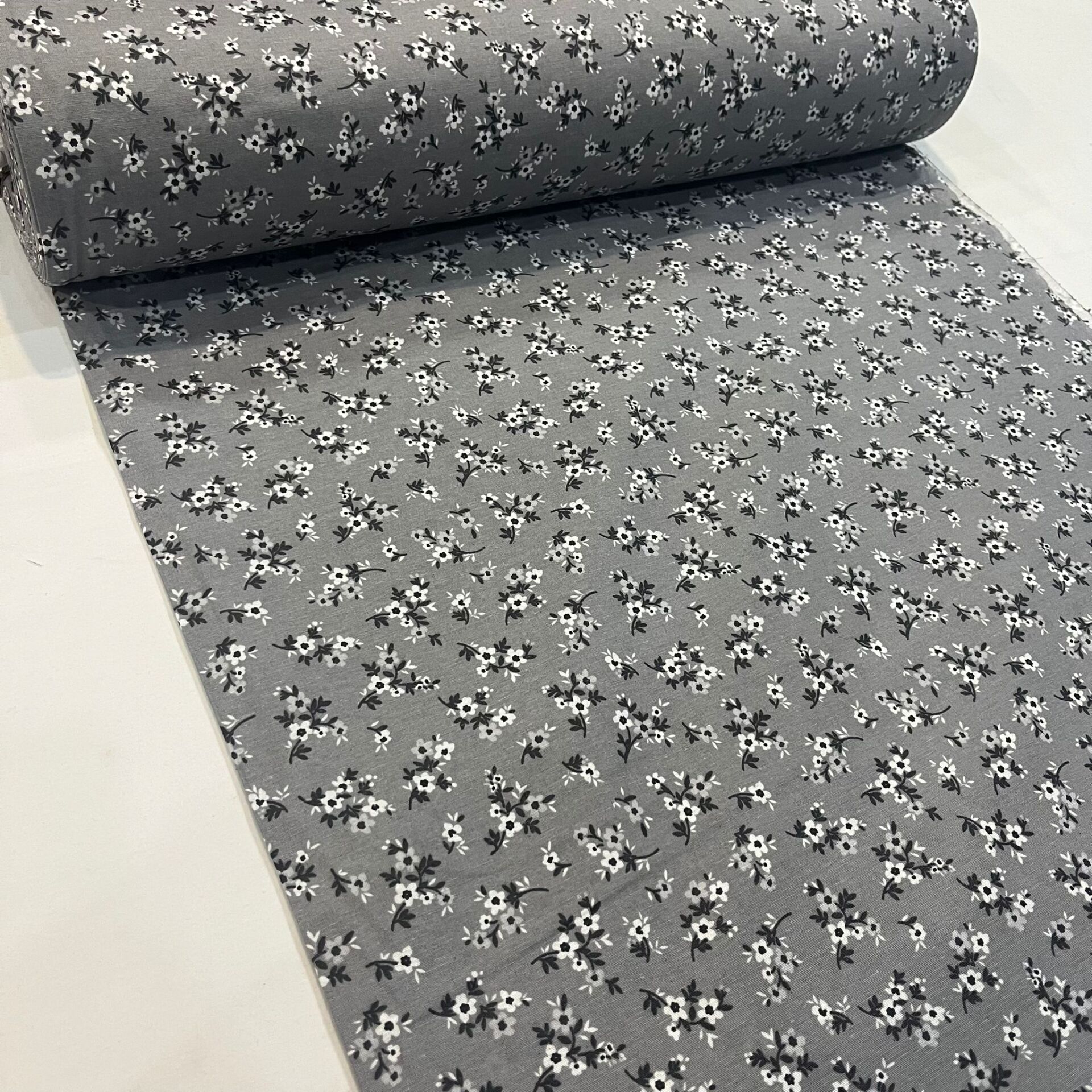 Gri Renkli Zemin Minik Menekşeler Poplin Kumaş