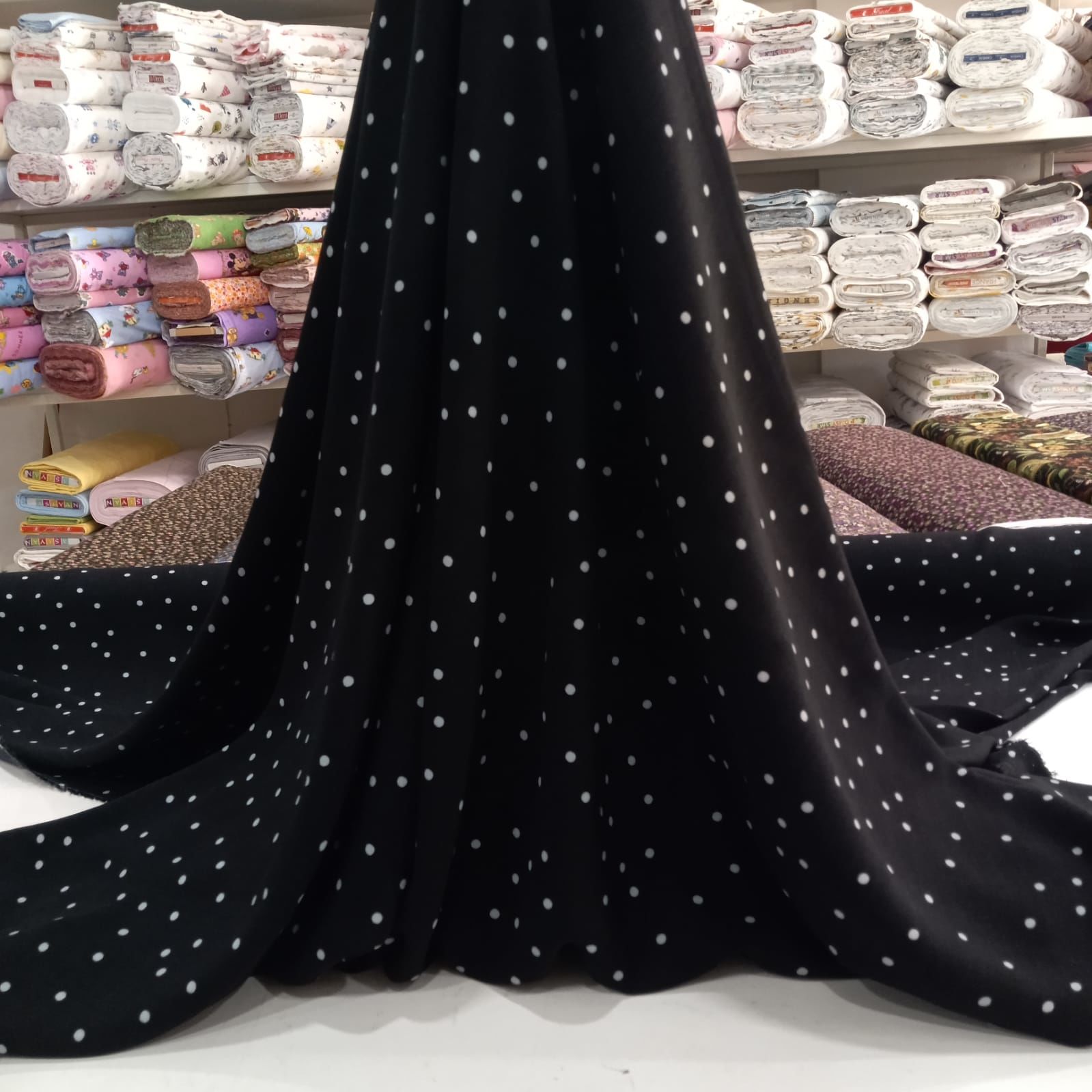 Küçük Puantiyeli Siyah Viskon Kumaş